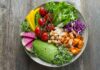 웰니스 문화로 달라지는 일상, 나만의 건강 루틴 만들기 bowl of vegetable salads