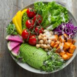 웰니스 문화로 달라지는 일상, 나만의 건강 루틴 만들기 bowl of vegetable salads