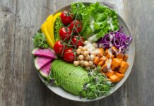 웰니스 문화로 달라지는 일상, 나만의 건강 루틴 만들기 bowl of vegetable salads