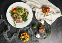 “마음챙김 식사”로 건강한 하루 열기… 소소하지만 확실한 변화 만들기 a white plate topped with meat and veggies