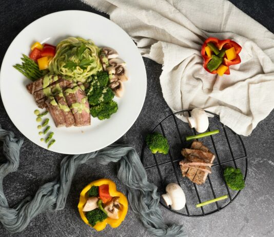 “마음챙김 식사”로 건강한 하루 열기… 소소하지만 확실한 변화 만들기 a white plate topped with meat and veggies