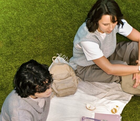 “직장인 건강 지키기, 작지만 강한 습관이 해법” Two people having a picnic on the grass