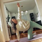 뇌건강, 생활 속 작은 습관으로 챙긴다…요즘 뜨는 뇌건강 관리법 A woman does a yoga pose on a mat.