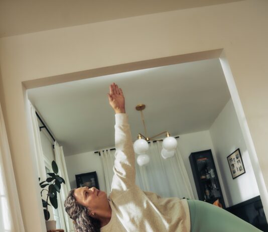뇌건강, 생활 속 작은 습관으로 챙긴다…요즘 뜨는 뇌건강 관리법 A woman does a yoga pose on a mat.
