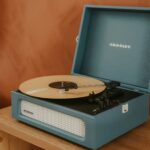 마음 돌보기, 일상 속에서 시작하세요… 새롭게 떠오르는 정신건강 관리 트렌드 A blue record player with a record on it.