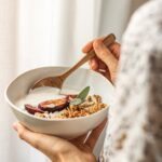 “마음 챙김 식사법, 바쁜 일상 속 건강 지키는 새로운 습관으로 떠올라” person holding white ceramic bowl with food