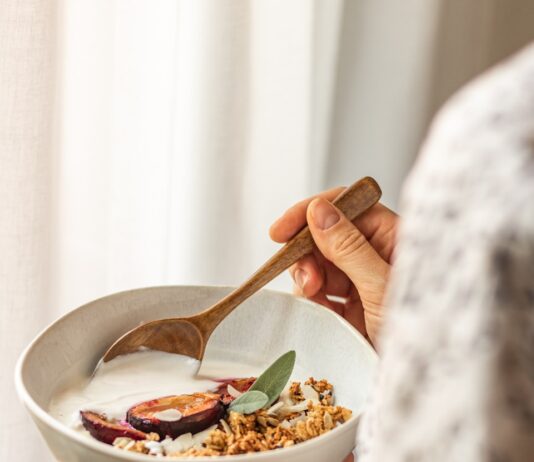 ‘마음챙김 식사’로 건강 챙기기…현대인의 식습관 변화 이끈다 person holding white ceramic bowl with food