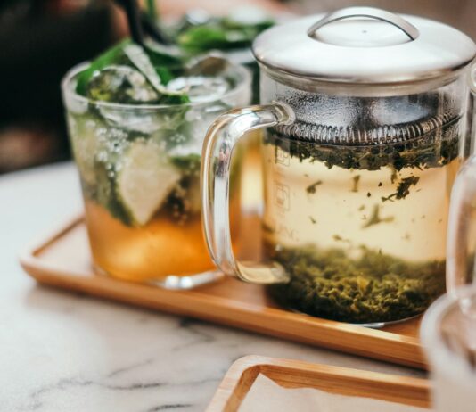 현대인의 스트레스, 대체요법으로 풀다…집에서 실천하는 건강한 루틴 제안 clear glass mug on tray