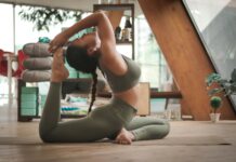 대체요법, 현대인의 건강 동반자로 자리매김…일상 속 실천법은? woman doing yoga