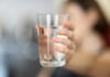 “마시는 물, 어떻게 관리할까?”…현대인의 건강을 지키는 하루 물 습관 person holding clear drinking glass
