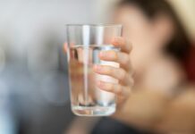 마시는 물에 한 번 더 신경쓰기, 일상의 건강 지키는 첫걸음 person holding clear drinking glass