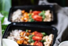 내 몸에 딱 맞는 식단, 일상에서 실천하는 건강한 한끼 만들기 a couple trays of food