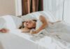 “잘 자야 잘 산다”···수면 혁신, 일상 속 실천법 5가지 a person lying in a bed