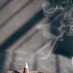 일상 속 ‘대체요법’, 건강관리의 새로운 트렌드로 부상 white smoke on brown wooden table