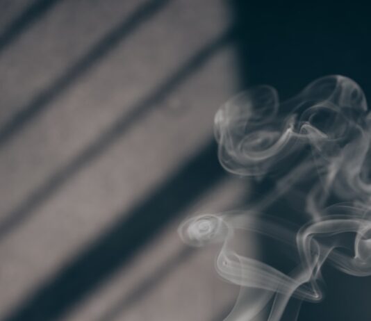 일상 속 대체요법, 건강을 지키는 새로운 습관으로 자리잡다 white smoke on brown wooden table