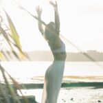 웰니스 문화, 현대인의 새로운 건강 라이프스타일로 자리 잡다 woman standing near body of water