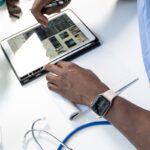 “AI, 건강 관리의 든든한 조력자… 스마트하게 내 몸을 지키는 방법” a person using a tablet