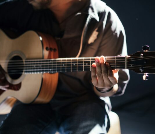 생활 속 스트레스 관리법, 일상에 자연스럽게 스미는 건강 습관이 인기 person playing guitar