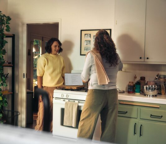 여성 건강관리, 생활 속 작은 변화에서 시작된다 Two women talking in a kitchen while cooking