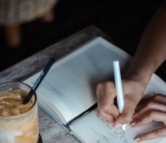 일상을 바꾸는 작은 습관, 정신건강 지키는 최신 라이프 트렌드 person writing on book