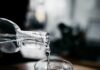 바쁜 현대인을 위한 ‘마이크로 운동’, 실생활 속 건강 챙기기 열풍 person holding bottle pouring water on drinking glass