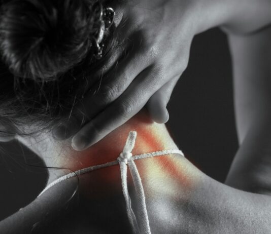 만성 피로와 허리 통증, 직장인 건강 이상신호에 주목해야 Woman's neck with highlighted pain area.