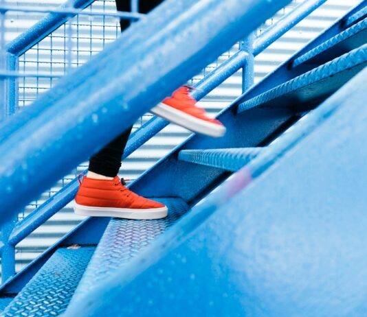 “근육, 건강의 숨은 열쇠…일상 속 근육 관리법 주목받아” person stepping on blue stairs