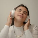스트레스, 이젠 나만의 루틴으로 다스린다…일상 속 실천법 주목 a woman with her eyes closed holding a phone to her ear
