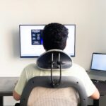 직장인을 위한 거북목·일자목 교정, 간단 스트레칭과 실천 가능한 생활 습관 a man sitting in front of a computer monitor
