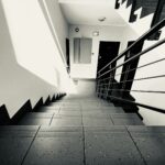 걷기 운동, 바쁜 일상 속 건강 챙기기 좋은 선택 a black and white photo of a staircase