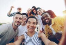 “서로의 건강 챙기는 소셜 크루 액티비티, 즐거움과 웰빙을 한번에” Diverse group of friends taking a selfie outdoors selfie