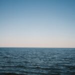 “일상 속에서 실천하는 스트레스 관리법, 건강한 마음으로 한 걸음 더” Blue ocean meets clear sky at horizon
