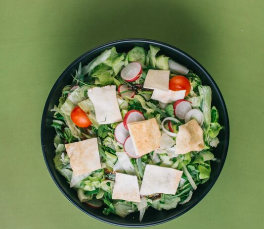 식단의 새로운 물결…한국인 건강 실천을 위한 현실적 팁 green salad on a black bowl