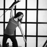집에서도 즐기는 ‘마이크로 모먼트 운동’…짧은 움직임이 건강 키운다 woman in white tank top and black leggings doing yoga