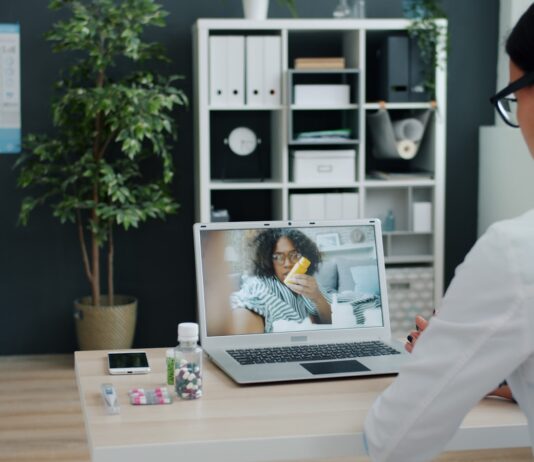 디지털 헬스케어, 미래 건강 관리의 열쇠가 되다 Doctor consulting patient via video call on laptop.