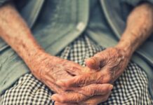 ‘저속노화’가 뜬다…덜 늙기 위한 똑똑한 생활습관 5가지 person's hand in shallow focus
