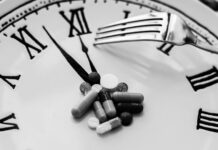 “집밥 열풍 속 ‘간헐적 단식’ 도전, 실생활에서 건강하게 실천하려면?” white round analog wall clock