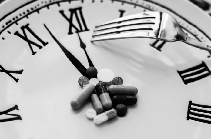 Photo by Ksenia Yakovleva white round analog wall clock
