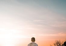 바쁜 일상 속 ‘걷기 명상’이 주목 받는 이유…쉬운 시작을 위한 실생활 팁 man in white dress shirt and brown shorts walking on dirt road during daytime