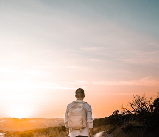 바쁜 일상 속 ‘걷기 명상’이 주목 받는 이유…쉬운 시작을 위한 실생활 팁 man in white dress shirt and brown shorts walking on dirt road during daytime