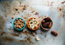 “일상에서 지키는 뇌건강, 작은 실천이 큰 변화를 만든다” three bowls of nuts
