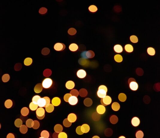 변화하는 일상, ‘웰니스 문화’가 이끄는 건강한 습관 만들기 yellow and red bokeh lights