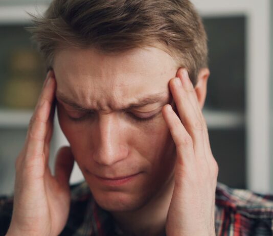 만성피로 증후군, 원인과 극복 방법을 알아보다 a man holding his hands to his ears