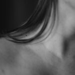장시간 컴퓨터·스마트폰 사용, 거북목·일자목 교정 이렇게 실천하자 a black and white photo of a woman's back