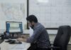 올바른 자세로 건강을 챙기자! 직장인을 위한 거북목과 일자목 교정 스트레칭 a man sitting at a desk working on a computer