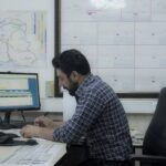 올바른 자세로 건강을 챙기자! 직장인을 위한 거북목과 일자목 교정 스트레칭 a man sitting at a desk working on a computer