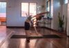 “필라테스, 바쁜 현대인의 건강 지킴이로 자리 잡다” woman in black shorts and white tank top doing yoga
