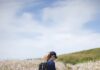 건강 지키는 ‘걷기 생활화’…일상 속 작지만 확실한 변화 woman walking between flower fields