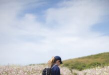 건강 지키는 ‘걷기 생활화’…일상 속 작지만 확실한 변화 woman walking between flower fields