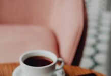 “홈카페 열풍 속 커피 건강하게 즐기는 비결… 일상 속 실천 팁” a couple of cups of coffee